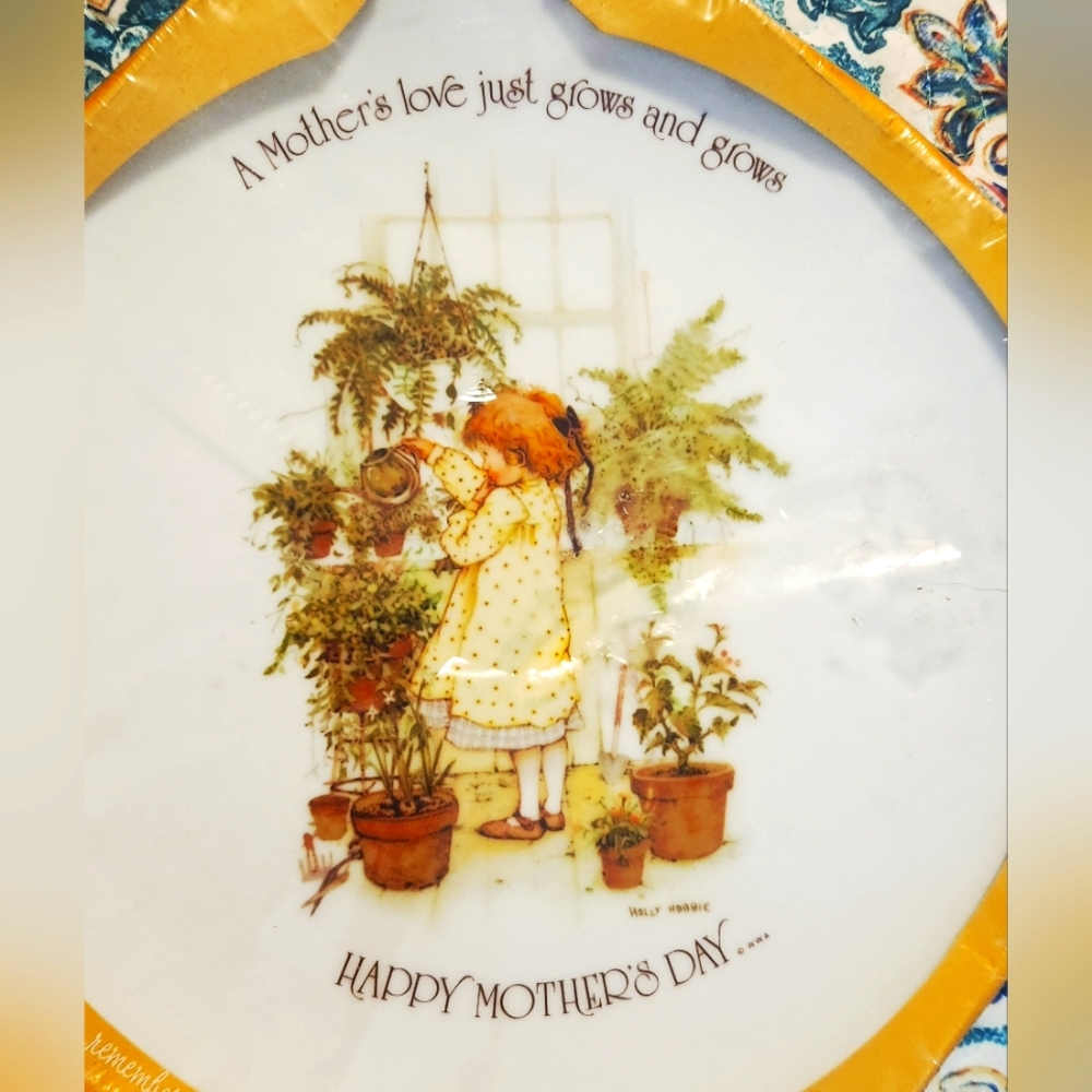 VINTAGE HOLLIE HOBBIE PLATE.